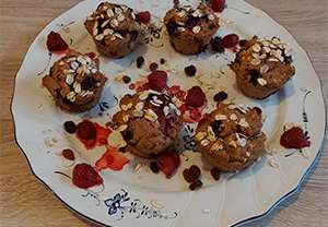Muffins mit roten Früchten und Rosinen